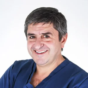 <strong>DR. GUILLERMO GALVÁN</strong><br><small style="color:grey">DIRECTOR</small>